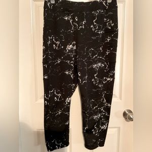 POP Fit capri leggings 2xl, black and white marble, pockets on each side.